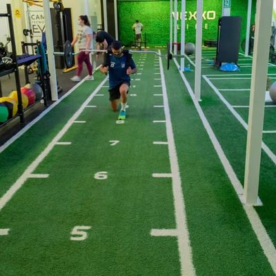 Yeşil 15mm Yığın Yüksekli Yapay Çim Çim Çarşafı Ticari Spor Salonu için Özel Zemin
