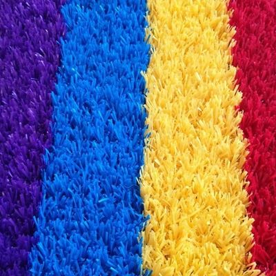 Kırmızı Sarı Mavi Mor Yapay Çocuklar Çim Çimen Gökkuşağı Pist yoğunluğu 22050 dikiş/metrekare