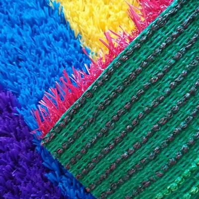 Kırmızı Sarı Mavi Mor Yapay Çocuklar Çim Çimen Gökkuşağı Pist yoğunluğu 22050 dikiş/metrekare