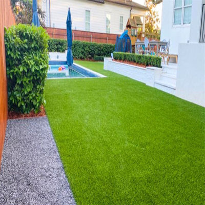 Yığın yüksekliği 30mm 12m x 4m Dışarıda Yeşil Renkli Bahçe Manzarası için Sentetik Çim Ot