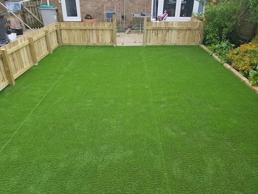 Yığın yüksekliği 30mm 12m x 4m Dışarıda Yeşil Renkli Bahçe Manzarası için Sentetik Çim Ot