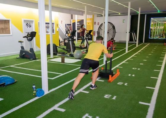 Dayanıklı SPU Kaplama Fitness Eğitim Spor Salonu Sanal Çim Çatısı Spor Salonu Zemin Kayak