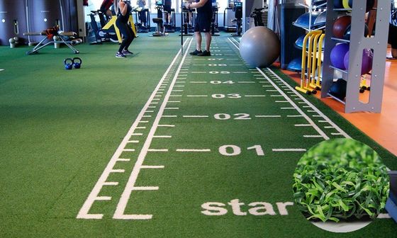 Yapay çim 63000 dikiş/m2 yoğunluk PE spor salonu zemin çim