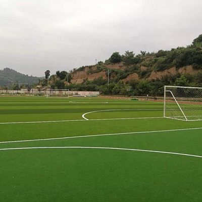 50mm Yükseklik Futbol Alanı SGS Sertifikasıyla Yapay Çim Rekabetçi