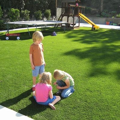 25mm Yığın Yüksekliği 3/8 Inç Ölçüm Yapay Çim Çimleri Çocuk Oyun Meydanı için Mükemmel