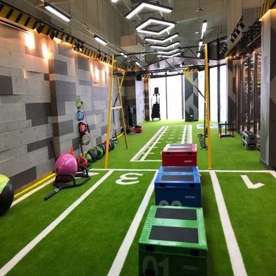 EN14904 Sertifikalı İç Yapı Fitness Sanal Çim Spor Yerleri yoğunluğu 52500