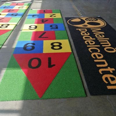 PE PP Destek Yapay Çim Logo Renk Deseni Sentetik Çim Mini Futbol Halısı