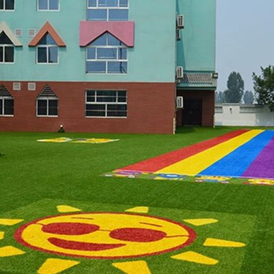 PE PP Destek Yapay Çim Logo Renk Deseni Sentetik Çim Mini Futbol Halısı