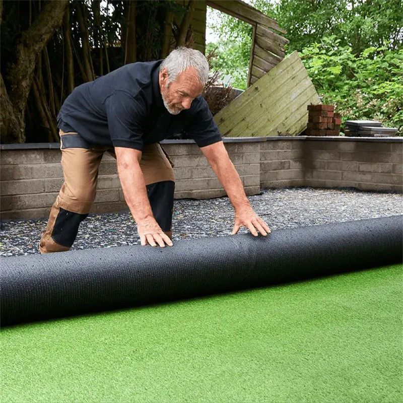 25mm 30-50mm Yığın Yüksekliği Yeşil Kırmızı Siyah Mavi Beyaz Sentetik Çim Halı Rulo
